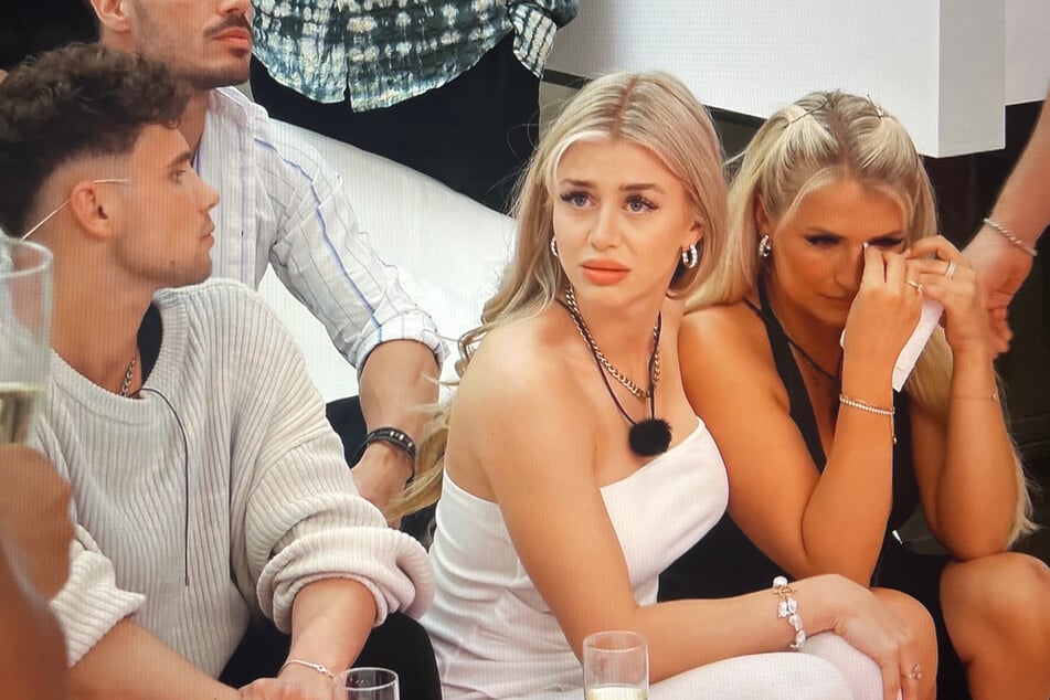Chiara (28) tröstet Melissa (29) nach den Bildern.