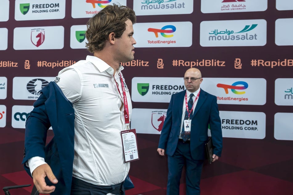 Eklat bei Schach-WM: Champion haut mit der Faust auf den Tisch!