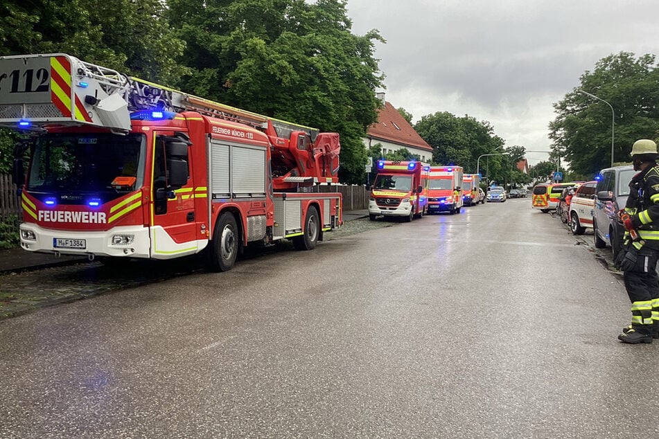 In der Franz-Nißl-Straße stehen Feuerwehrautos und Rettungswagen.