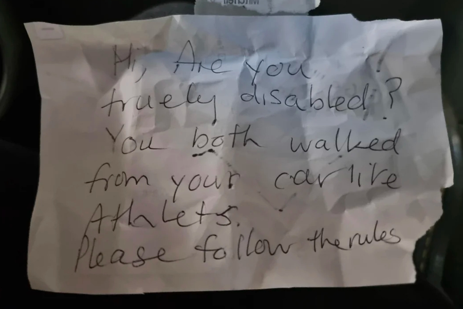Diesen Zettel fand die Frau mit Behinderung an ihrem Auto, nachdem sie auf einem Behindertenparkplatz gestanden hatte.