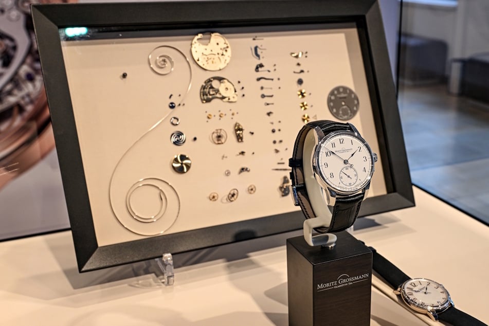 Für die Schau wurden alle Einzelteile einer Grossmann-Uhr gerahmt.