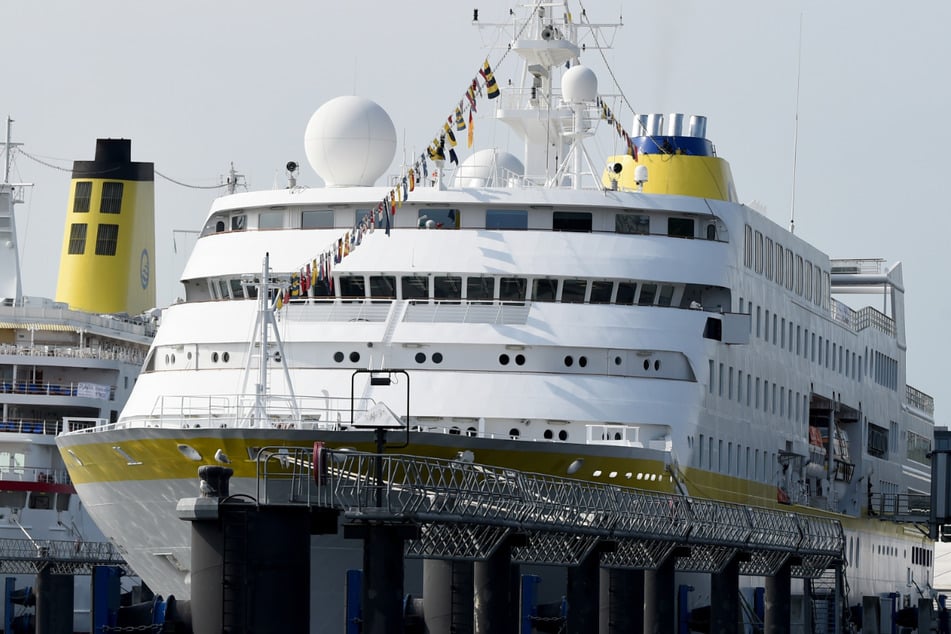 Die "MS Hamburg" liegt im Hafen: Am Samstag war das Schiff gegen eine Kaimauer in Hamburg geprallt. (Archivbild)