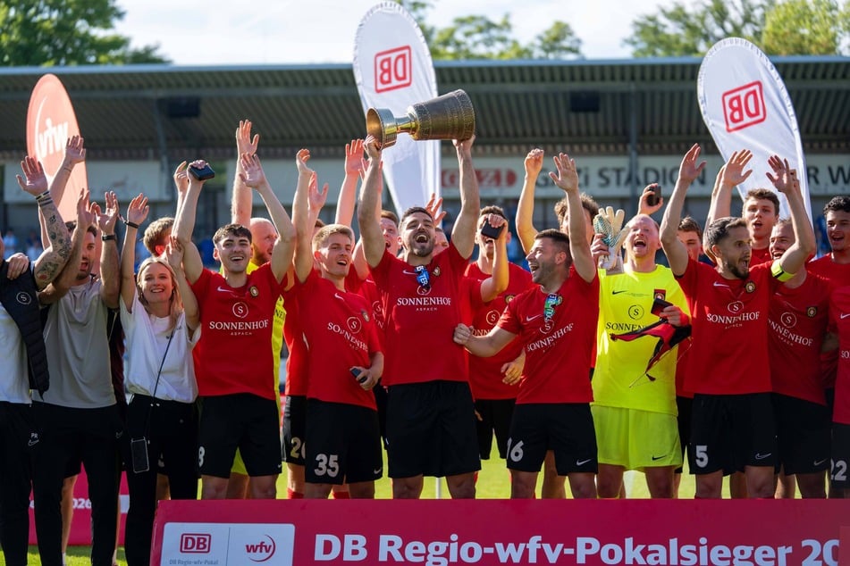 Die Pokalfeier der SG Sonnenhof Großaspach wurde von einem schlimmen Zwischenfall überschattet.