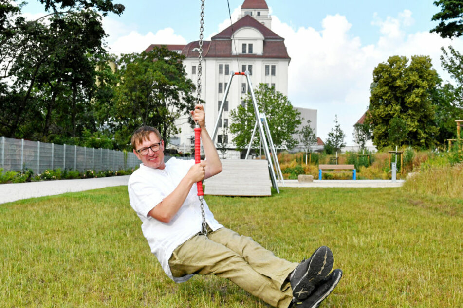 Florian Ehrler (39) beim Seilbahn-Fahren im Stadtgarten "Am Alberthafen". Der Landschaftsarchitekt hat viele Sanierungsprojekte in der Friedrichstadt realisiert.