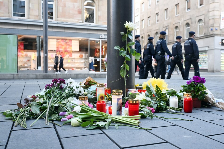 Kerzen und Blumen liegen in der Nähe des Paradeplatzes an der Unglücksstelle.