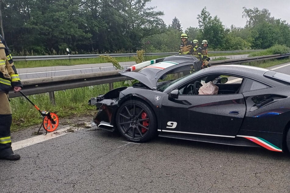 Schleuder-Crash auf A3: Ferrari kracht beim Überholen in Leitplanke und Audi