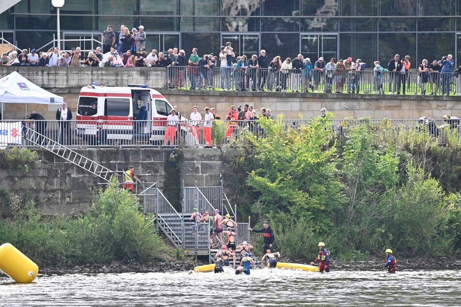 Nach 340 Metern Schwimmen ging es für die Sportler auf der Altstadt-Seite an Land - und im Anschluss mit dem Rad weiter.
