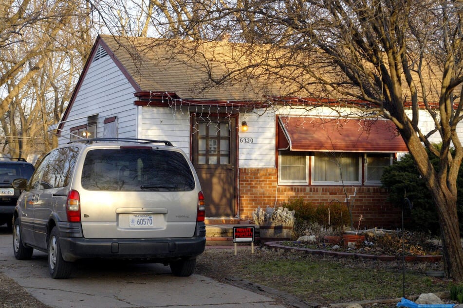 Dieses Haus in einem Vorort von Wichita bewohnte der Killer einst mit seiner Familie. Nun waren "Cold Case"-Ermittler wieder vor Ort. (Archivbild)
