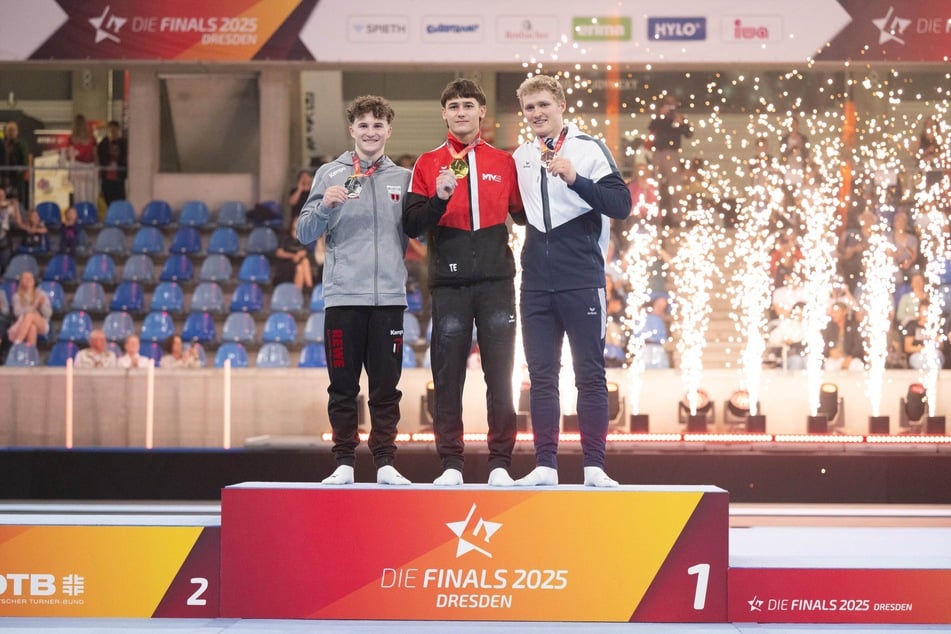Alexander Kunz (l.), Timo Eder (M.) und Valentin Zapf bei der Siegerehrung auf dem Podest.