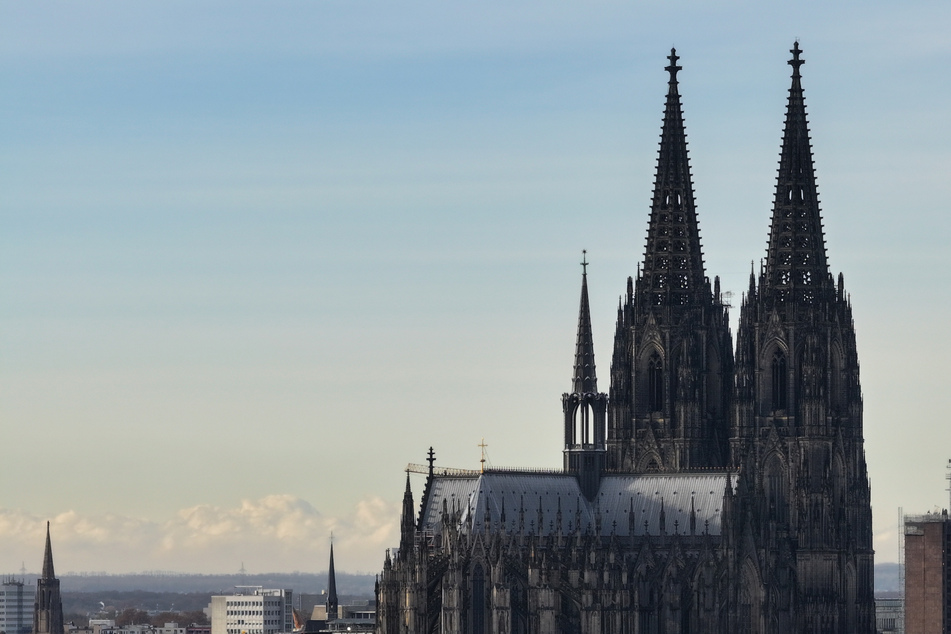 Köln: "Verfehlungen im Rahmen seiner Amtsausübung": Erzbistum Köln suspendiert Pfarrer