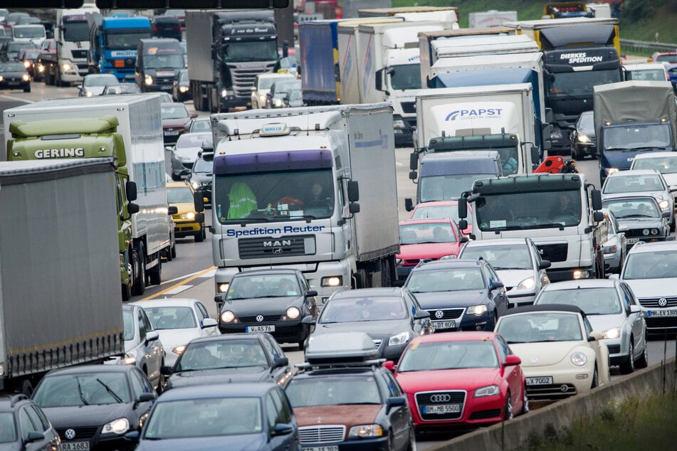 Berufspendler, Familienbesucher und Urlauber zeitgleich auf den Autobahnen: Der ADAC rechnet damit, dass es am Freitag auf den Straßen in NRW richtig voll wird. (Symbolbild)