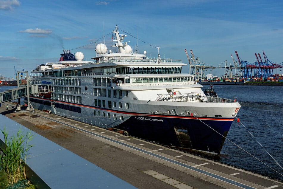 Das Kreuzfahrtschiff "Hanseatic nature" von Hapag-Lloyd Cruises im Hamburger Hafen.