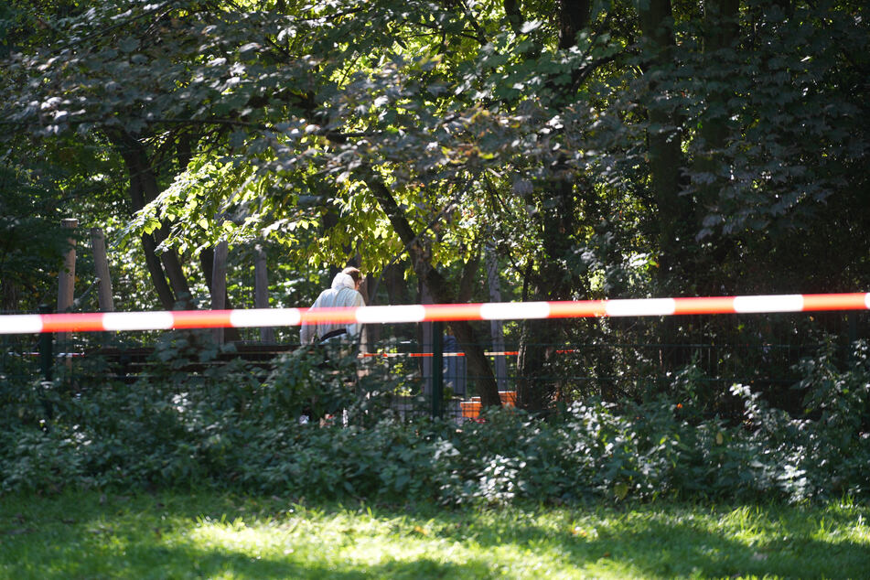 Auch Kriminaltechniker der Berliner Polizei - erkennbar an der charakteristischen weißen Schutzkleidung - ermittelten vor Ort.