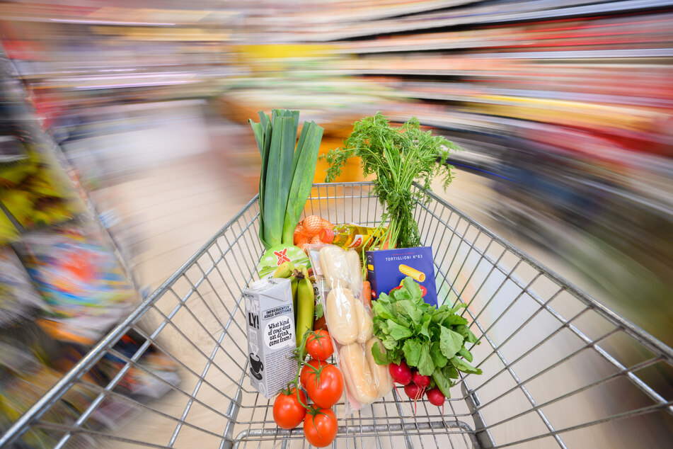 Ein mit weitestgehend pflanzlichen Lebensmitteln gefüllter Einkaufswagen wird durch einen Supermarkt geschoben. (Symbolfoto)