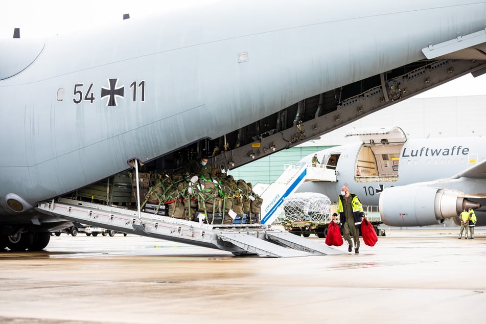 Ein Soldat belädt ein Transportflugzeug vom Typ "Airbus A400M" auf dem Gelände vom Fliegerhorst Wunstorf.