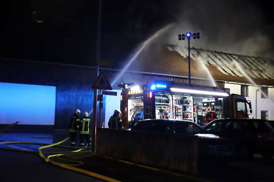 München: Millionenschaden: Zwei Scheunen stehen lichterloh in Flammen, Kripo ermittelt