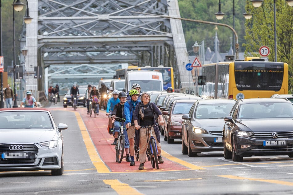 Der Verkehrsversuch führte zu erheblichen Staus auf der und um die Brücke.