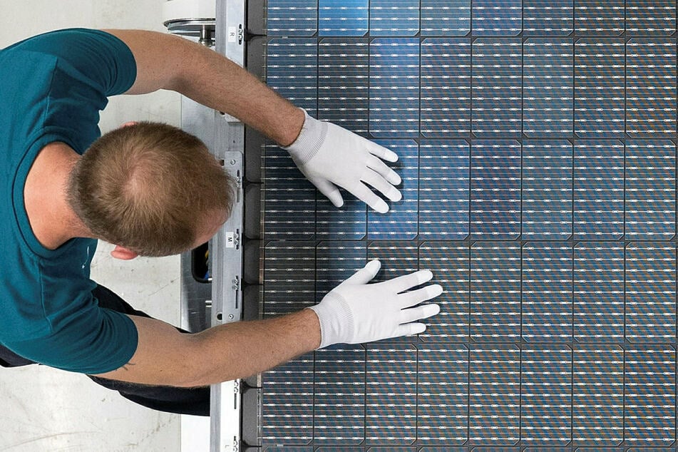 Die Firma OPES sucht in Zwenkau Mitarbeiter für die Produktion ihrer Solarmodule.