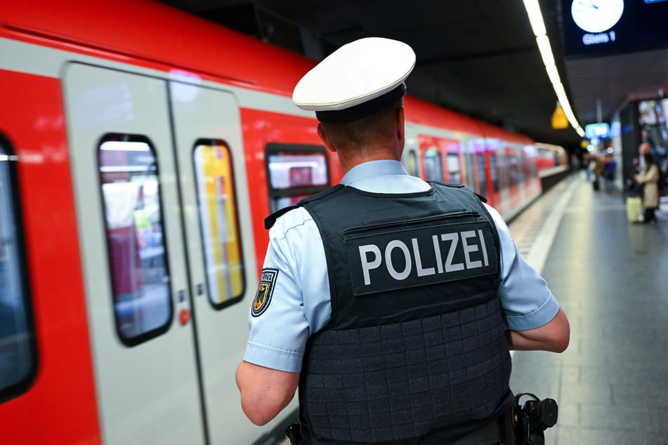 Die Polizei ermittelt und sucht den flüchtigen Fahrer. (Archivfoto)