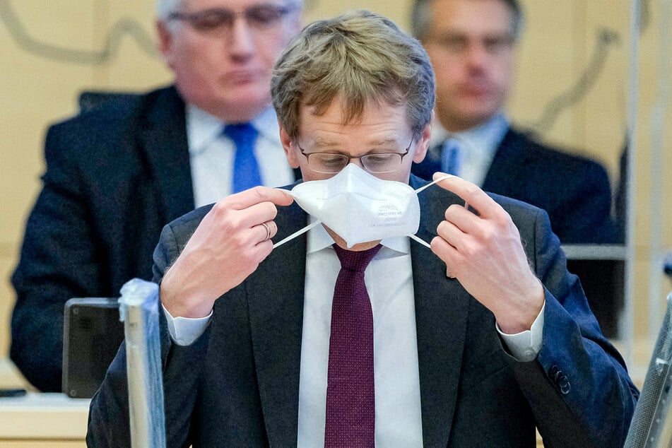 Günther sei in häuslicher Isolation. Der 48-Jährige sei symptomfrei und führe die Amtsgeschäfte vorläufig von zu Hause weiter.