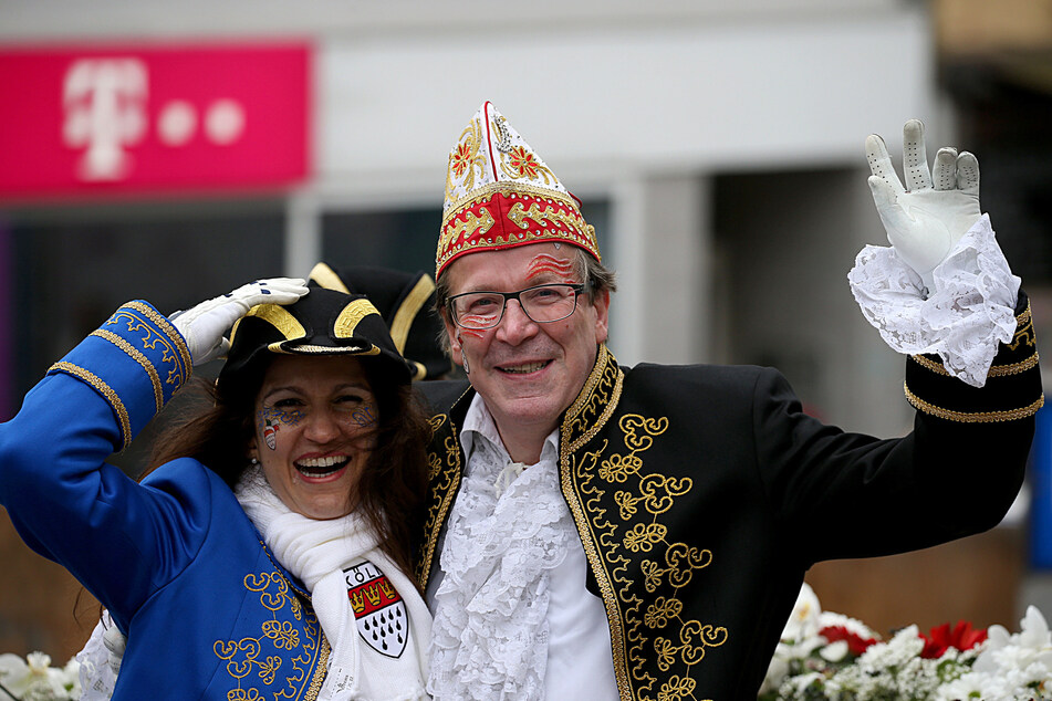 Christoph Kuckelkorn, Präsident des Festkommitees Kölner Karneval, und Frau Katia beim Kölner Rosenmontagsumzug 2019.