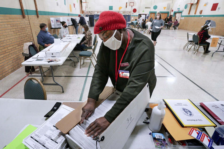 Eine Wahlhelferin überprüft die Stimmzettel der Abwesenden in der Mendota Elementary School in Madison.