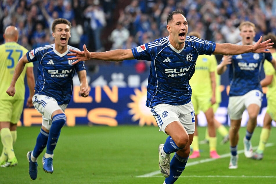 Nikola Katic köpft zum 2:0 ein.