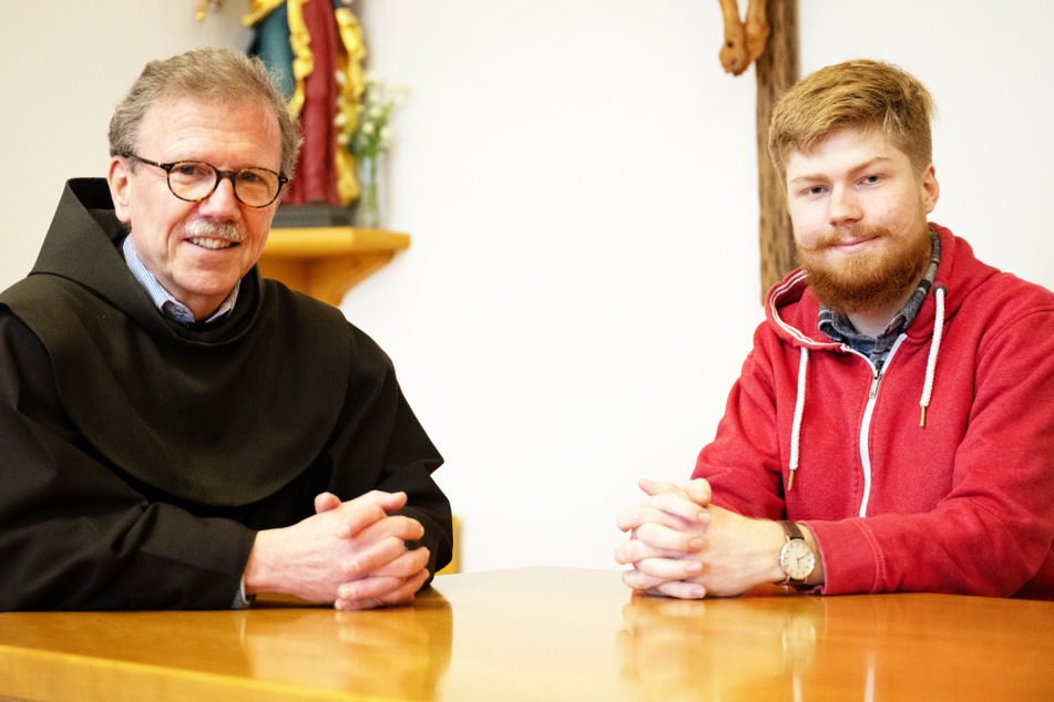 Pater Cornelius Bohl, der Guardian des Franziskanerklosters Frauenberg in Fulda, und Peter Roberg (18, r.) lächeln gemeinsam in die Kamera.
