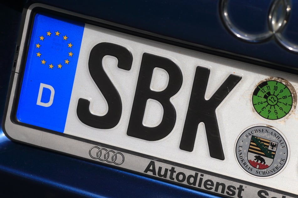 Schlagen Täter nochmal zu? Polizei warnt aktuell vor Diebstahl von Autokennzeichen