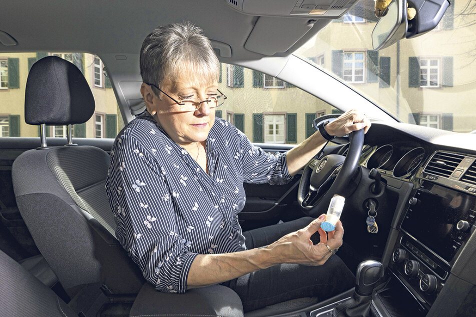 Im Fall eines Anfalls immer parat: Auch in ihrem Auto hat Claudia Terp eines ihrer Notfall-Sprays immer griffbereit.