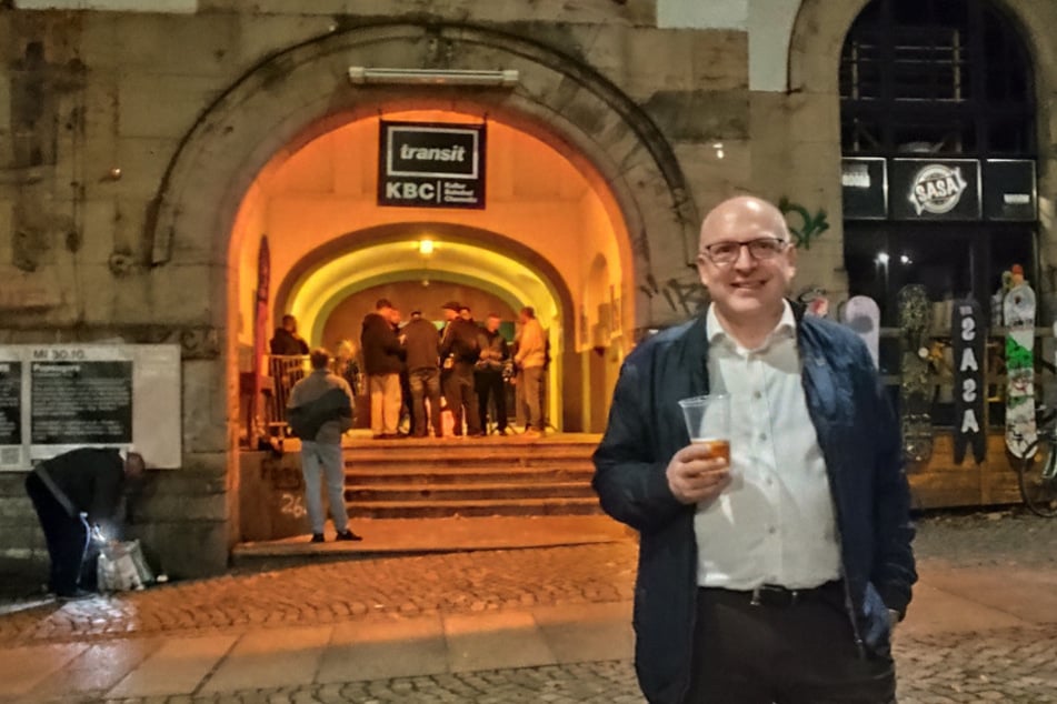 OB Sven Schulze (53, SPD) vor dem Club "Transit" an der Reichenhainer Straße.