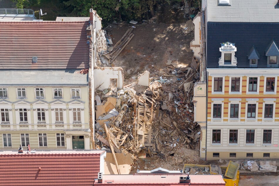 Nach dem Hauseinsturz in Görlitz mit drei Toten hat die Polizei die Untersuchungen vor Ort vorerst eingestellt.