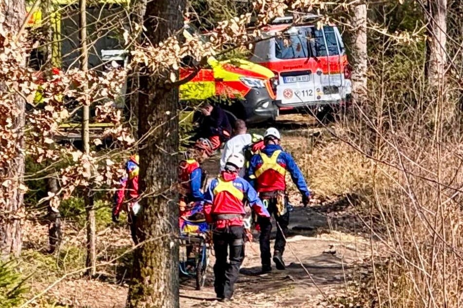 Die verletzte Frau wurde per Trage abtransportiert.