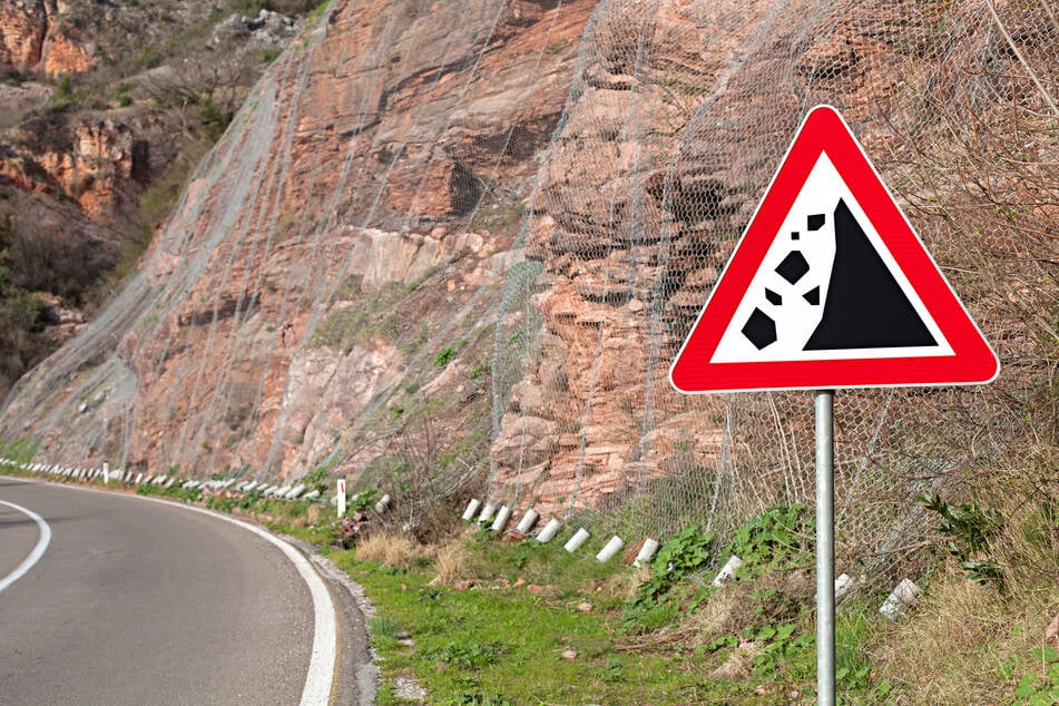 Aufgrund der Steilheit und Höhe des Hanges sowie der unklaren Situation besteht die Gefahr weiterer Steinschläge. (Symbolbild)