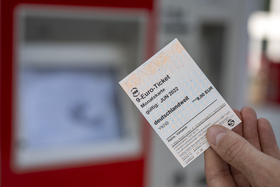 Vom 1. Juni an kann man das 9-Euro-Ticket im gesamten Nahverkehr in Deutschland nutzen. Das Sonderangebot gilt im Juni, Juli und August und kostet 9 Euro im Monat.