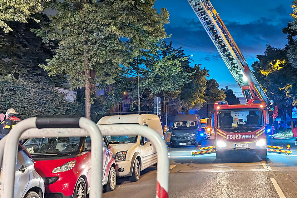 München: Feuerwehreinsatz in Untersendling: Starker Rauch! Menschen per Drehleiter aus 5. Stock gerettet