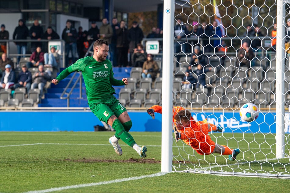 Im Nachschuss markierte Janik Mäder (l.) das 1:1.