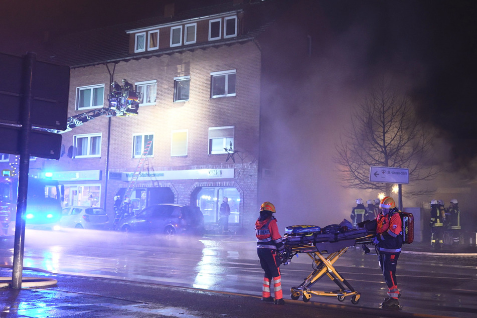 Feuer-Drama kurz vor Heiligabend: Menschen wollen aus brennendem Haus springen