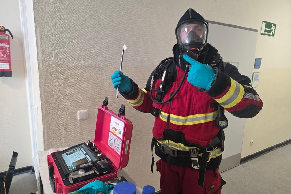 Ein Atemschutztrupp führe Messungen im Klassenzimmer durch.