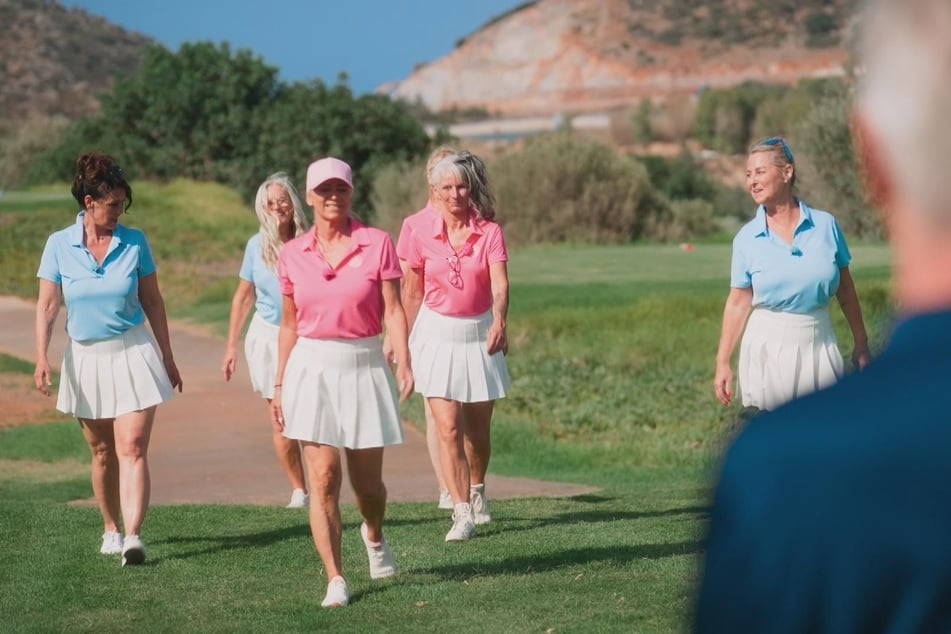 Beim Golf-Date sorgt Britta (60, r.) für Unmut bei ihren Mitstreiterinnen.