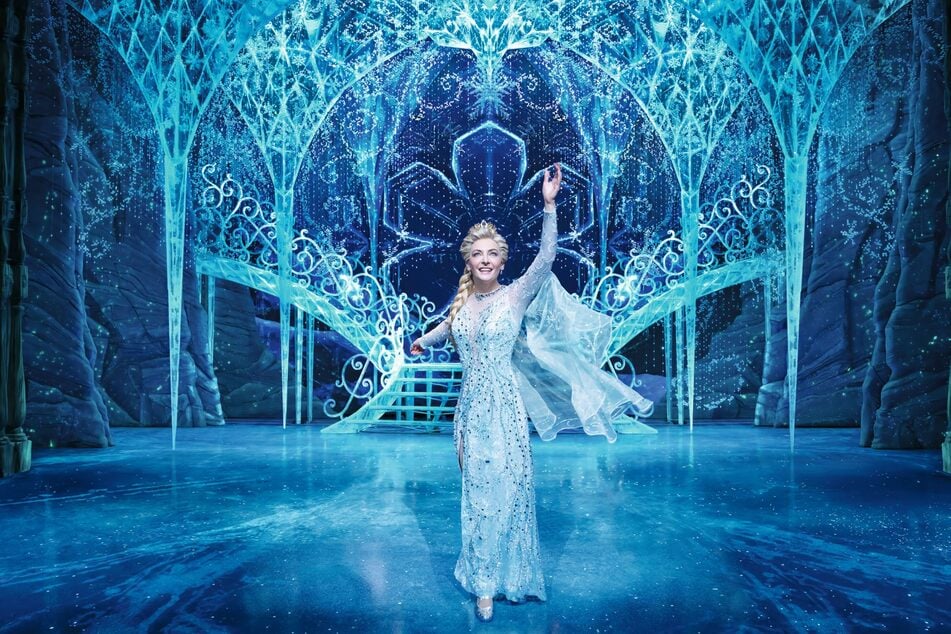 Willemijn Verkaik leiht nicht nur der niederländischen sowie deutschen Elsa in "Die Eiskönigin 1 und 2" ihre Singstimme, sondern stand von 2023 bis 2024 auch als solche im gleichnamigen Musical in Hamburg auf der Bühne.