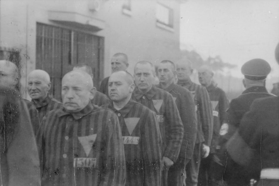 Homosexuelle Männer wurden durch den "Rosa Winkel" auf der KZ-Kleidung gekennzeichnet.