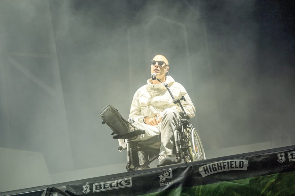 Den Auftritt seiner Band K.I.Z erlebte Maxim diesmal im Rollstuhl. Er hatte sich im Vorfeld das Bein gebrochen.