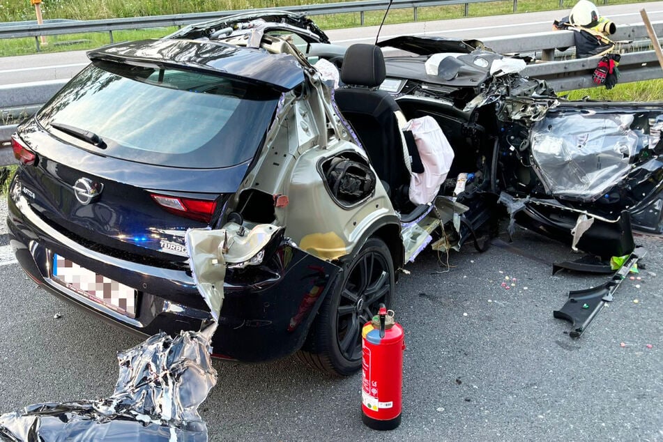 Auf der A6 ist es bei Amberg in Bayern zu einem folgenschweren Unfall gekommen, ein Opel Astra mit einem Lastwagen kollidiert.