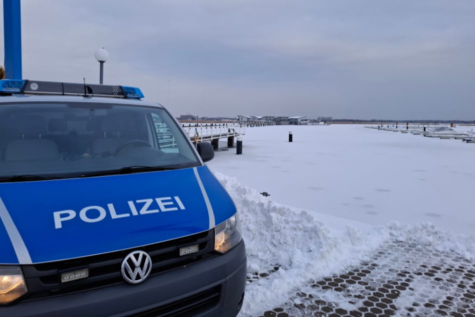 Die Wasserschutzpolizei Mecklenburg-Vorpommern warnt davor, Eisflächen zu betreten. Diese sind in der Regel nicht tragfähig.