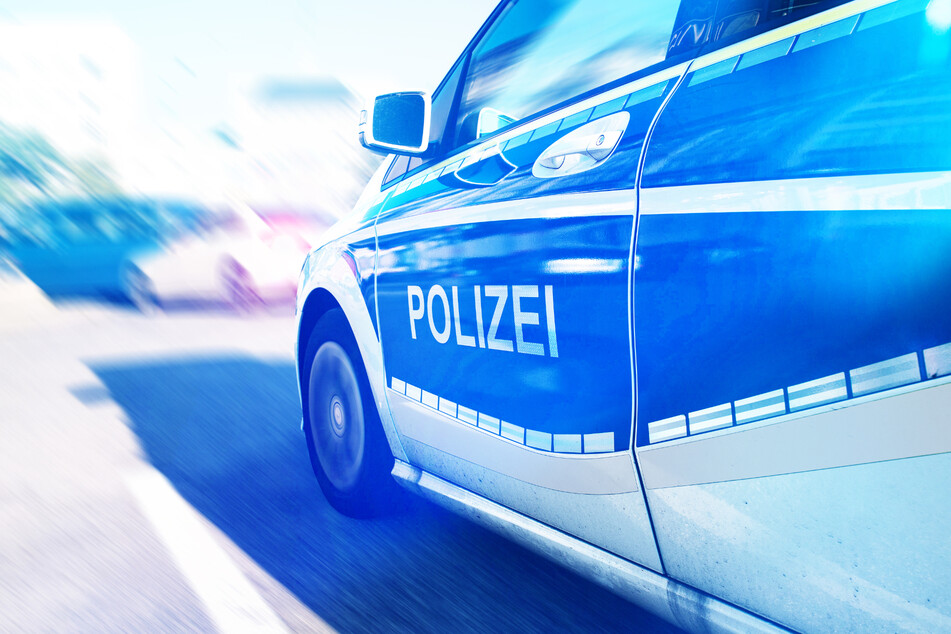 Die Polizei war im Einsatz, nachdem es Nahe Northeim zu einem Unfall mit drei beteiligten Autos gekommen war. (Symbolbild)