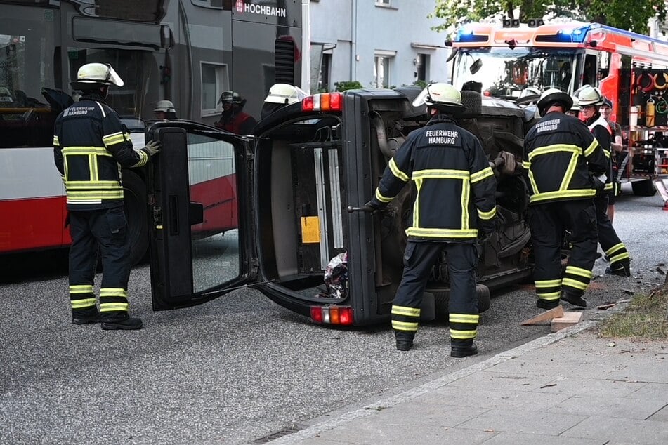 Am Donnerstagabend kippte ein Volvo bei einem Unfall in Hamburg auf die Seite. Der Fahrer wurde verletzt.
