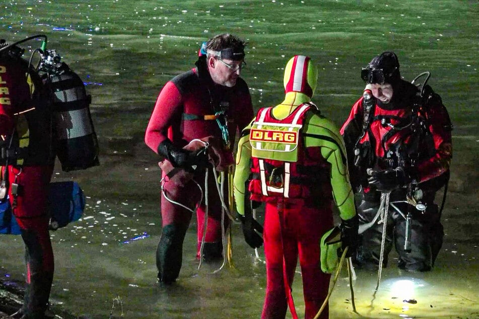 Auch Taucher waren im Einsatz.