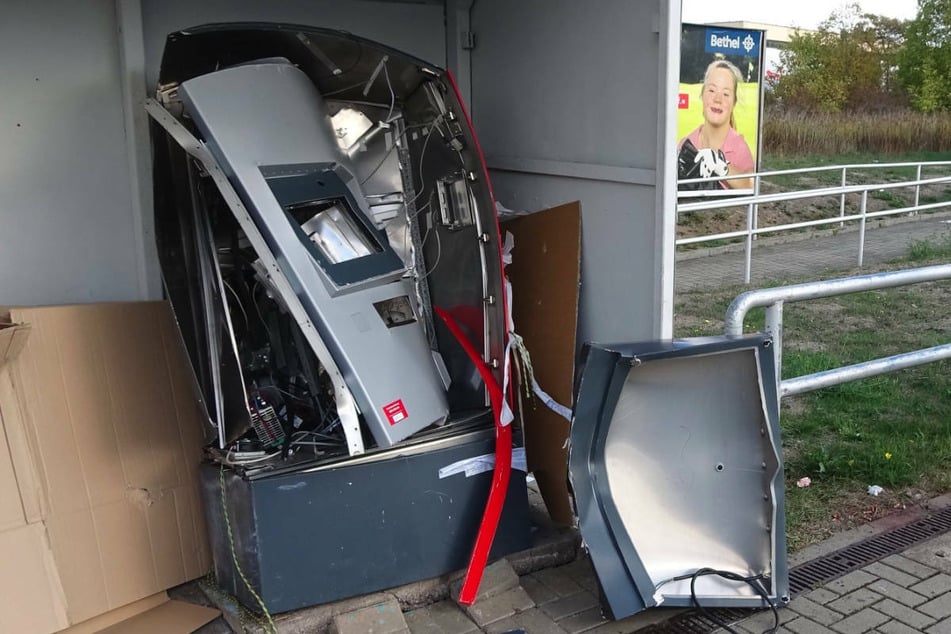 Ein explodierter Fahrkartenautomat am Bahnhof Südstadt in Halle. Die Tatverdächtigen sollen insgesamt 17 Automaten gesprengt oder aufgehebelt haben. (Symbolfoto)