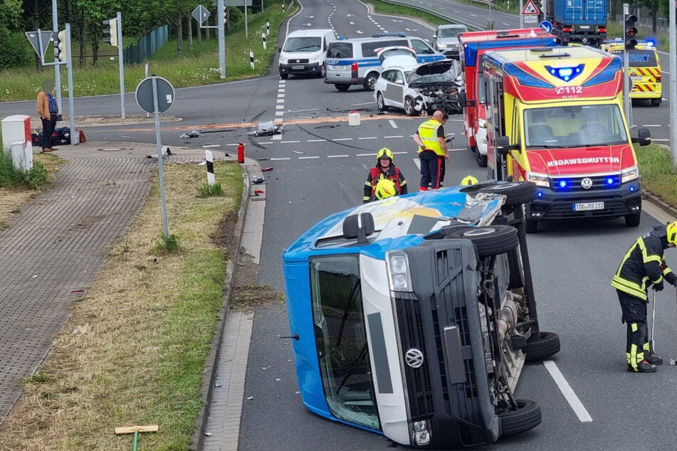 Verletzte nach Kreuzungscrash bei Leipzig: Fahrer übersieht rote Ampel